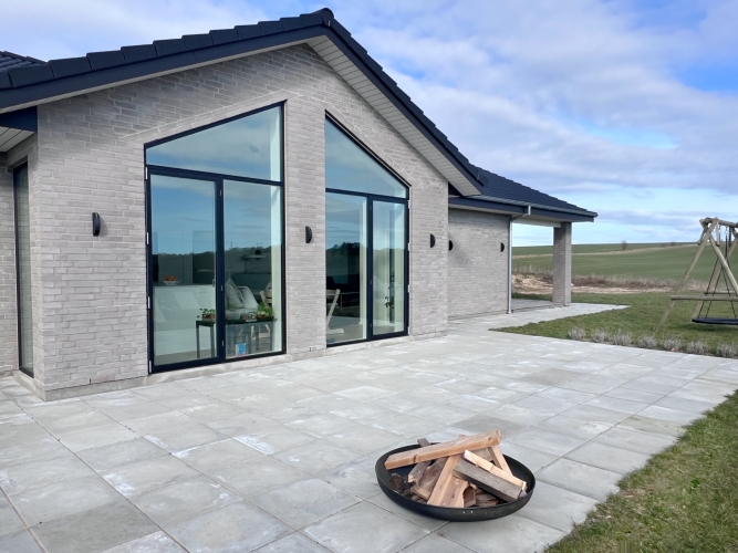 Nybyg med skoen terrasse og udsigt